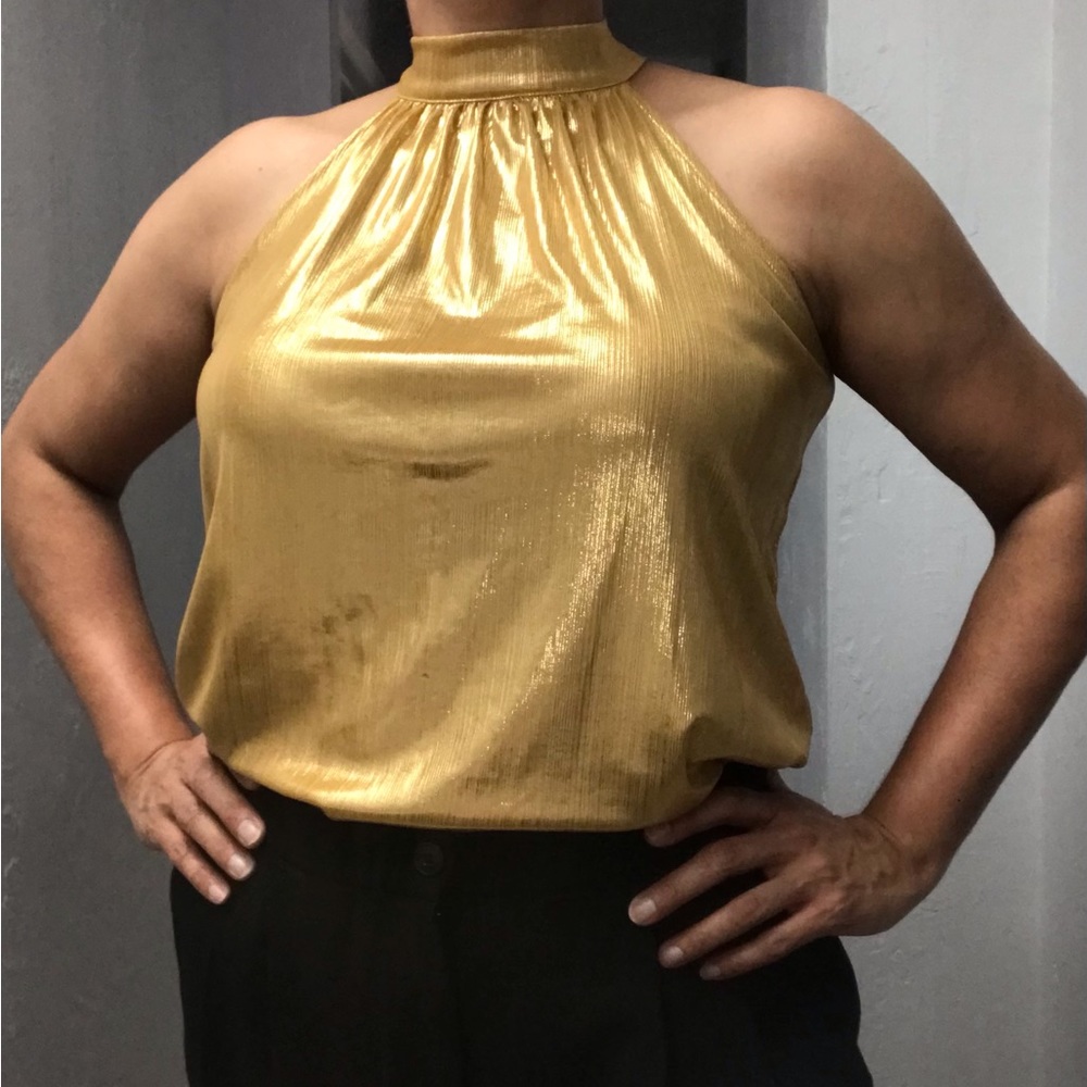 Pesion top, size small, gold color.